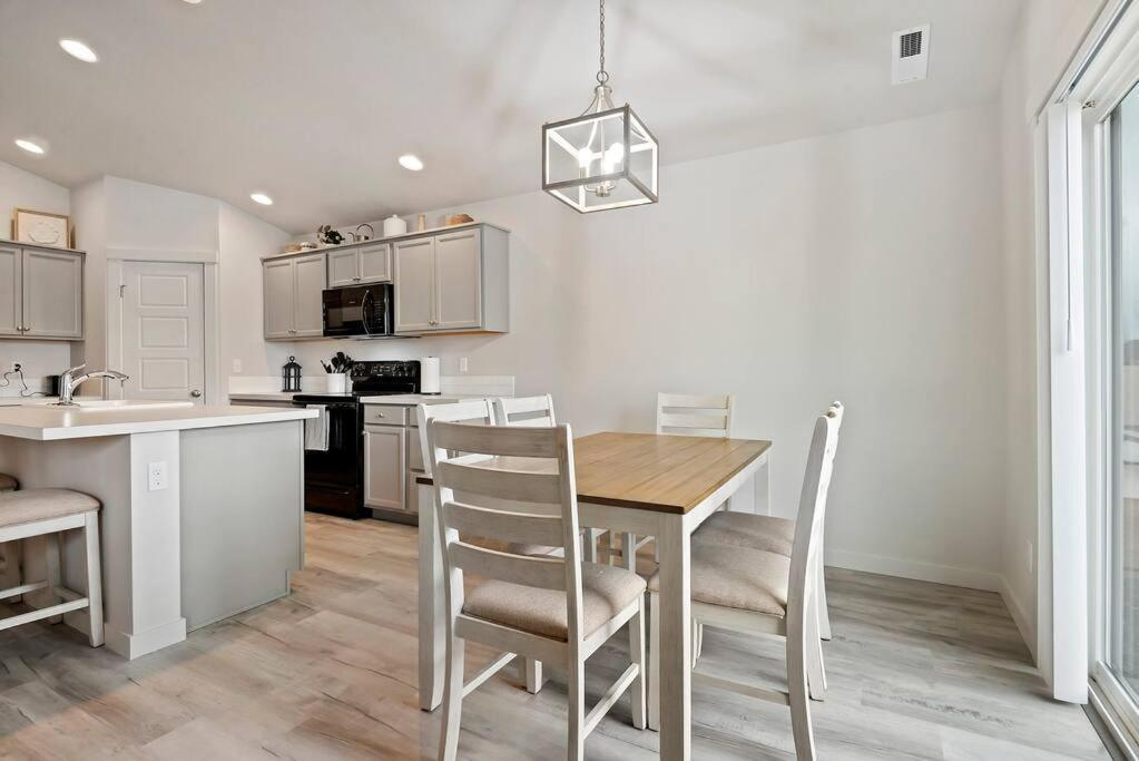 Beautiful Brand New Kuna Home! ภายนอก รูปภาพ