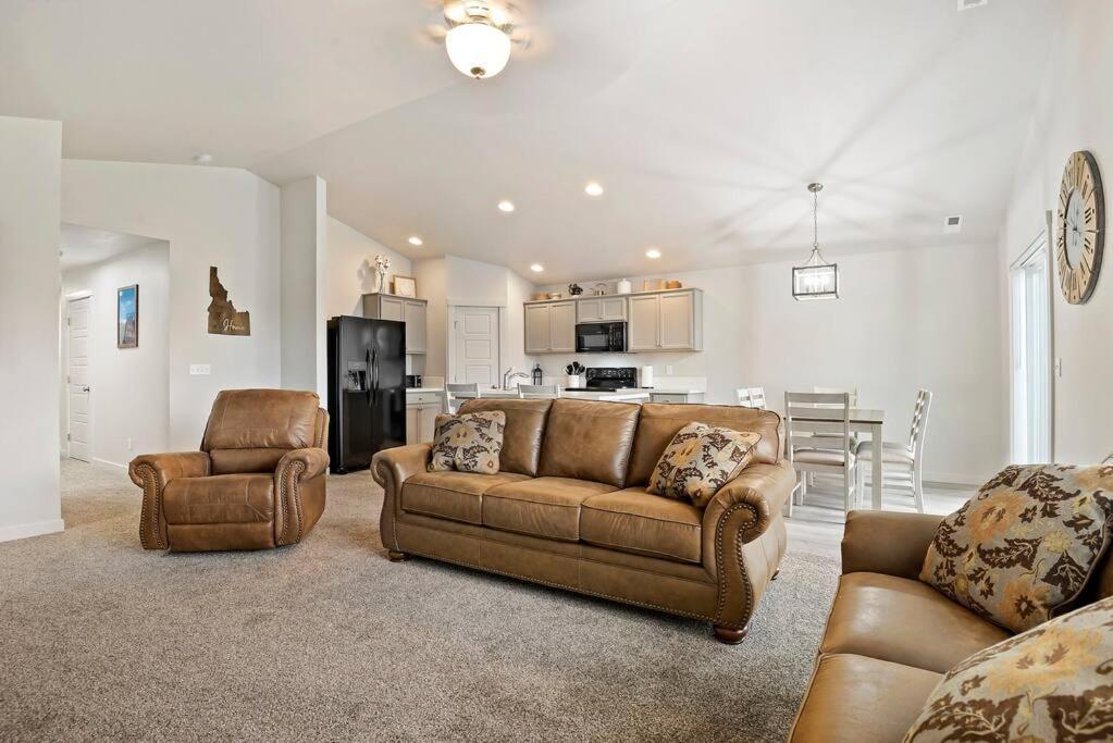 Beautiful Brand New Kuna Home! ภายนอก รูปภาพ